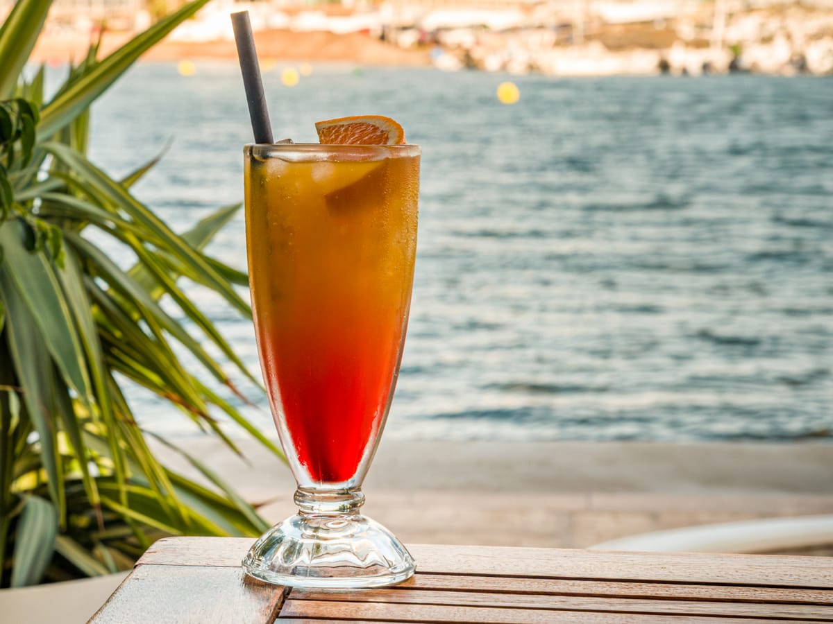 Cocktail auf der Terrasse des Casanova Restaurante am Meer