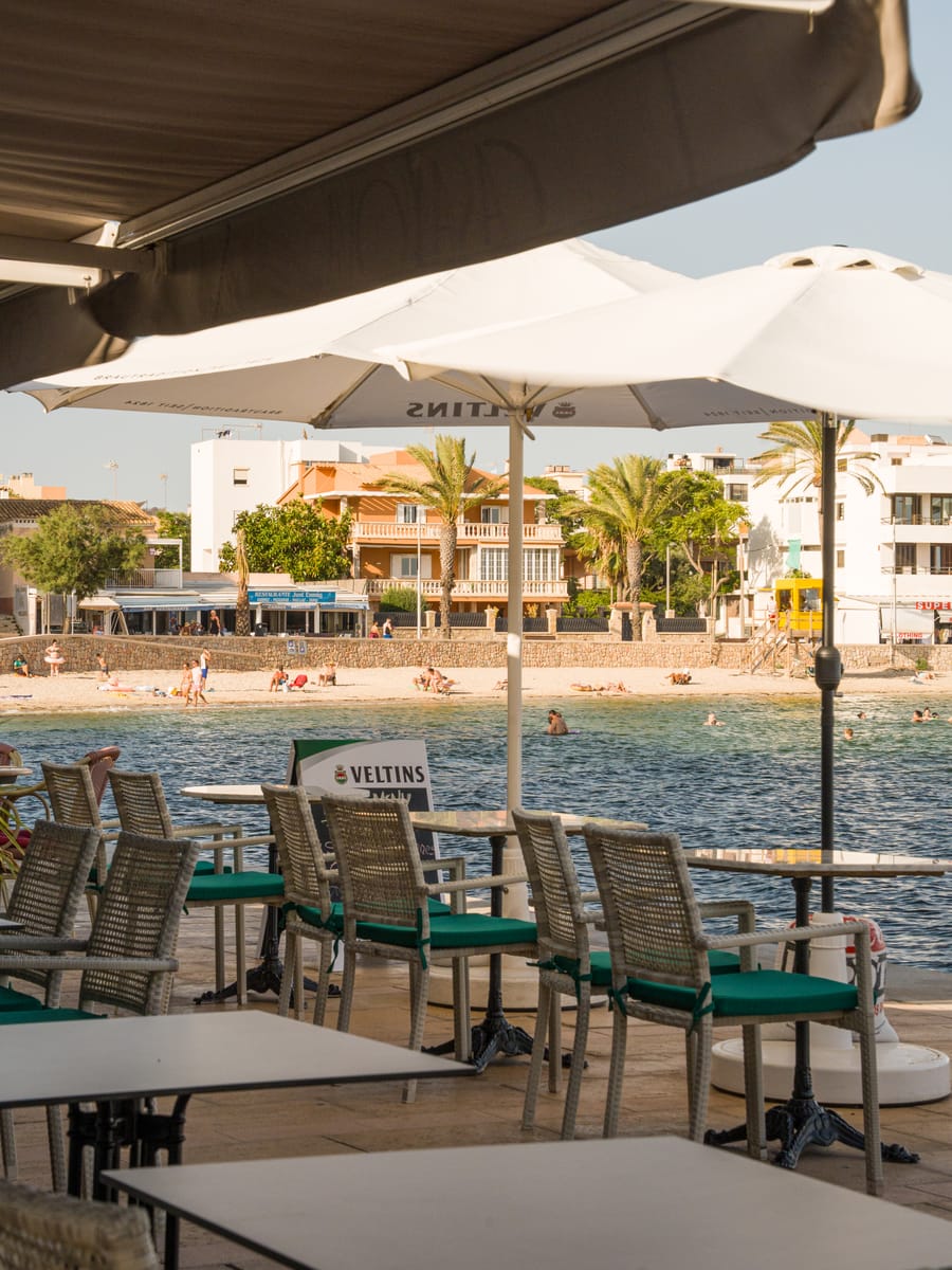Terraza y cócteles de Casanova Restaurante en Cala Estancia · La terraza frente al mar