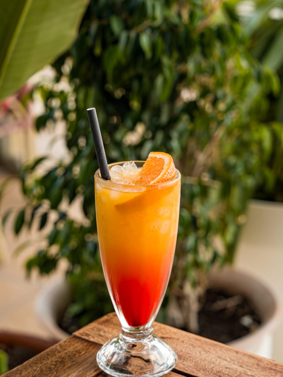 Terraza y cócteles de Casanova Restaurante en Cala Estancia · Coctelería clásica