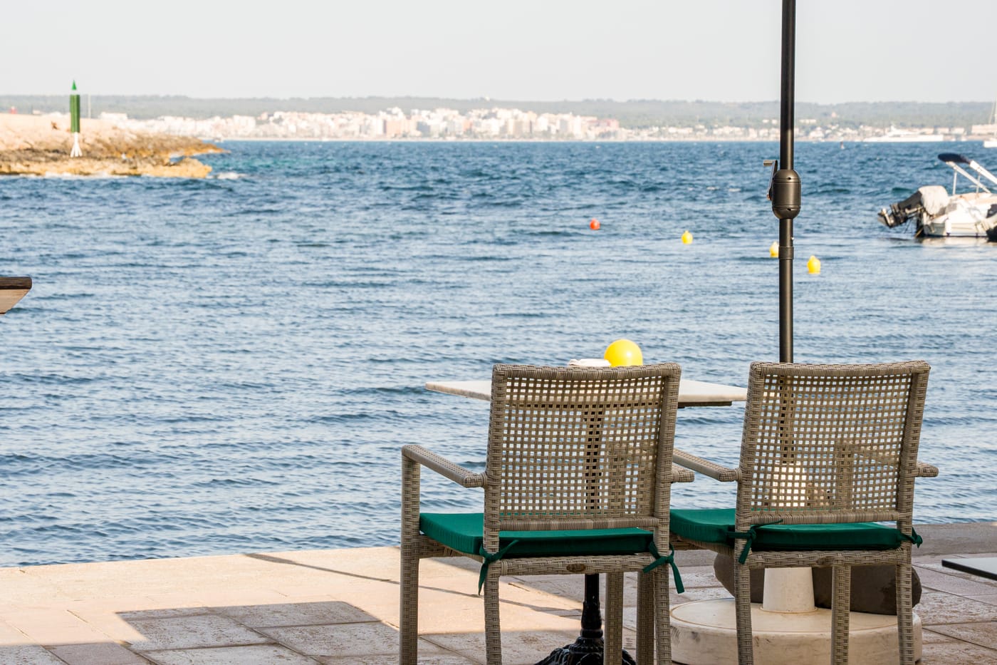 Terraza y cócteles de Casanova Restaurante en Cala Estancia · Cala Estancia al atardecer