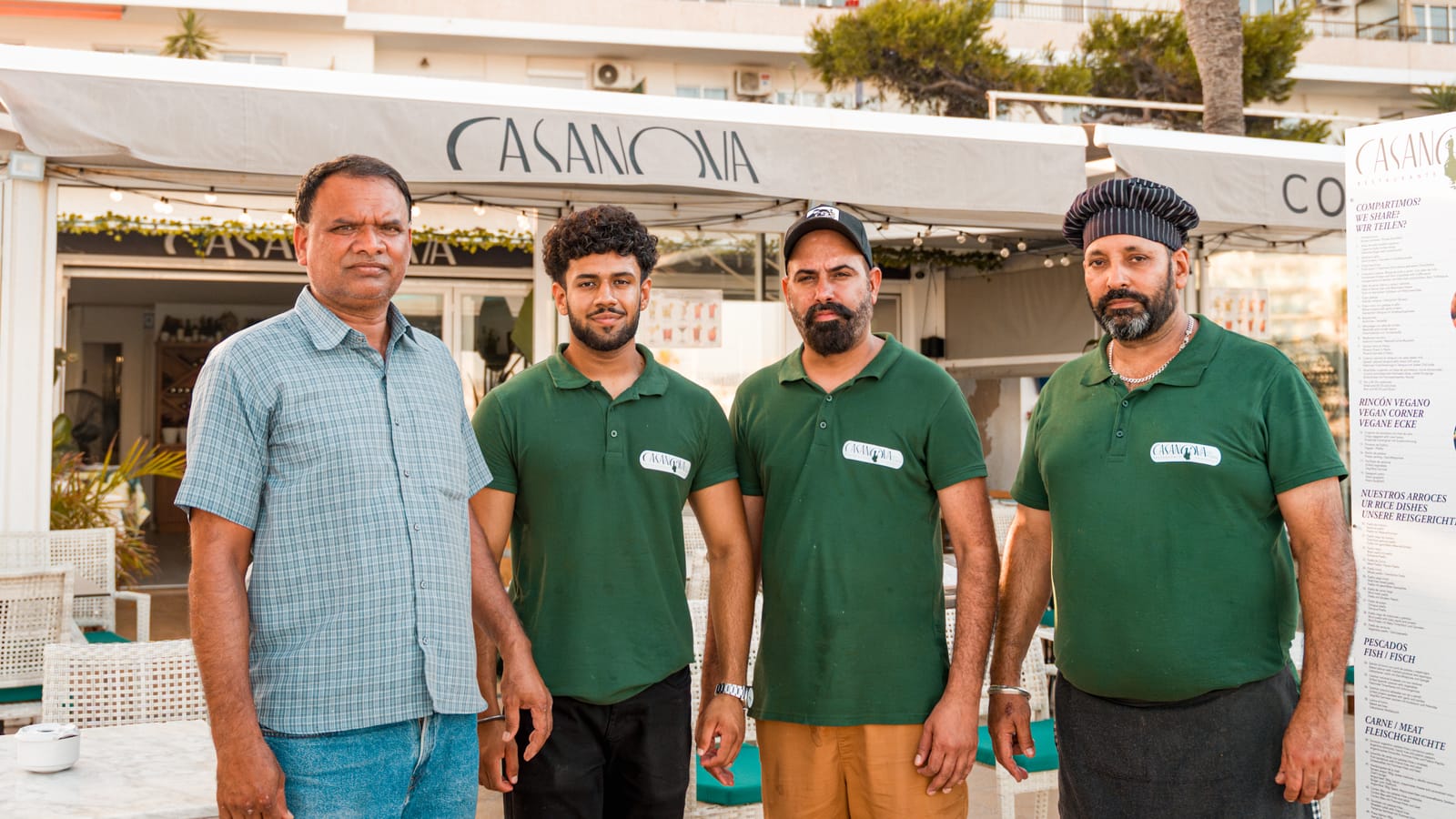 Equipo de Casanova Restaurante delante del local en Cala Estancia (Can Pastilla)