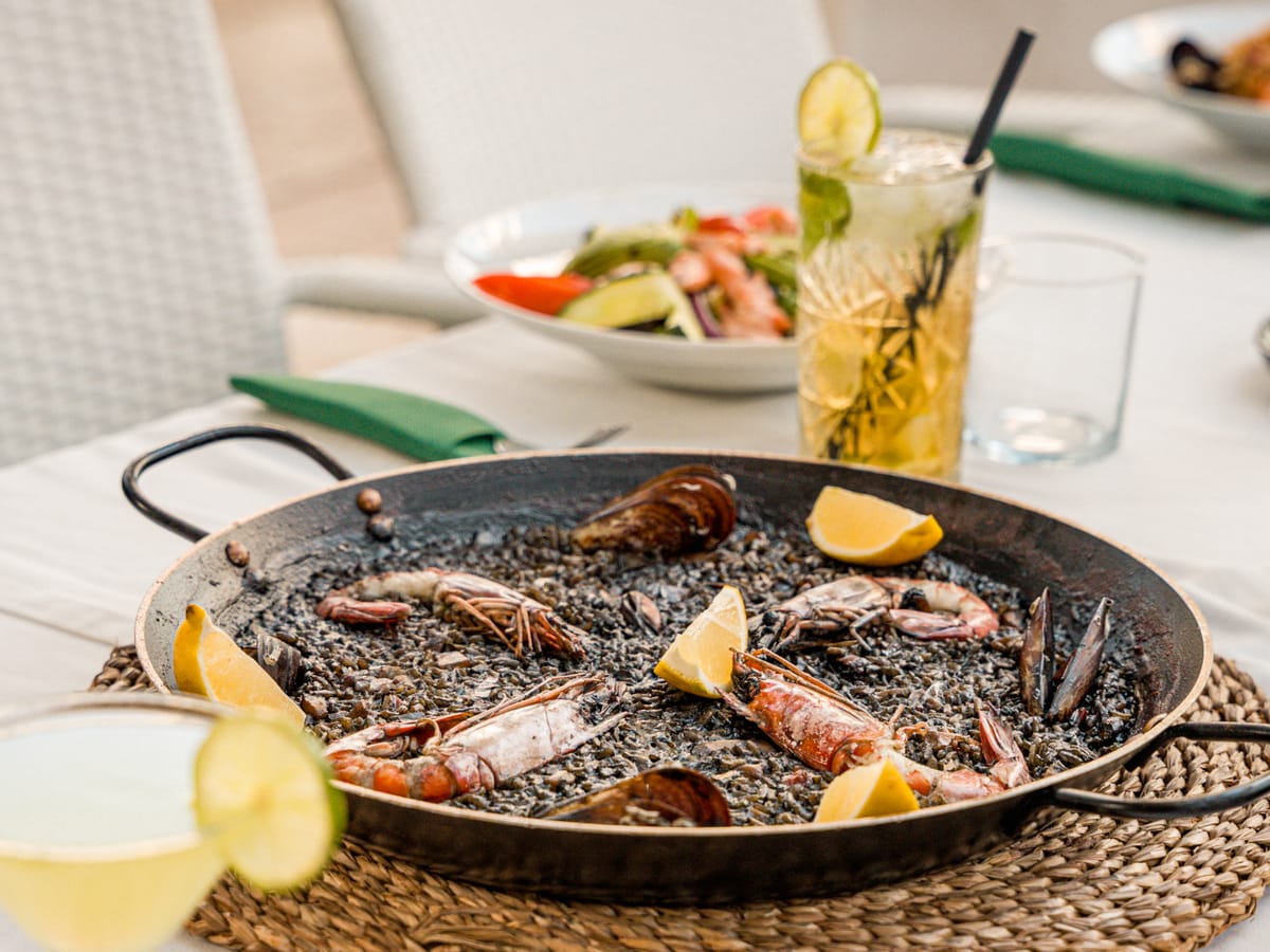 Frisch zubereitete Paella im Casanova Restaurante, Cala Estancia