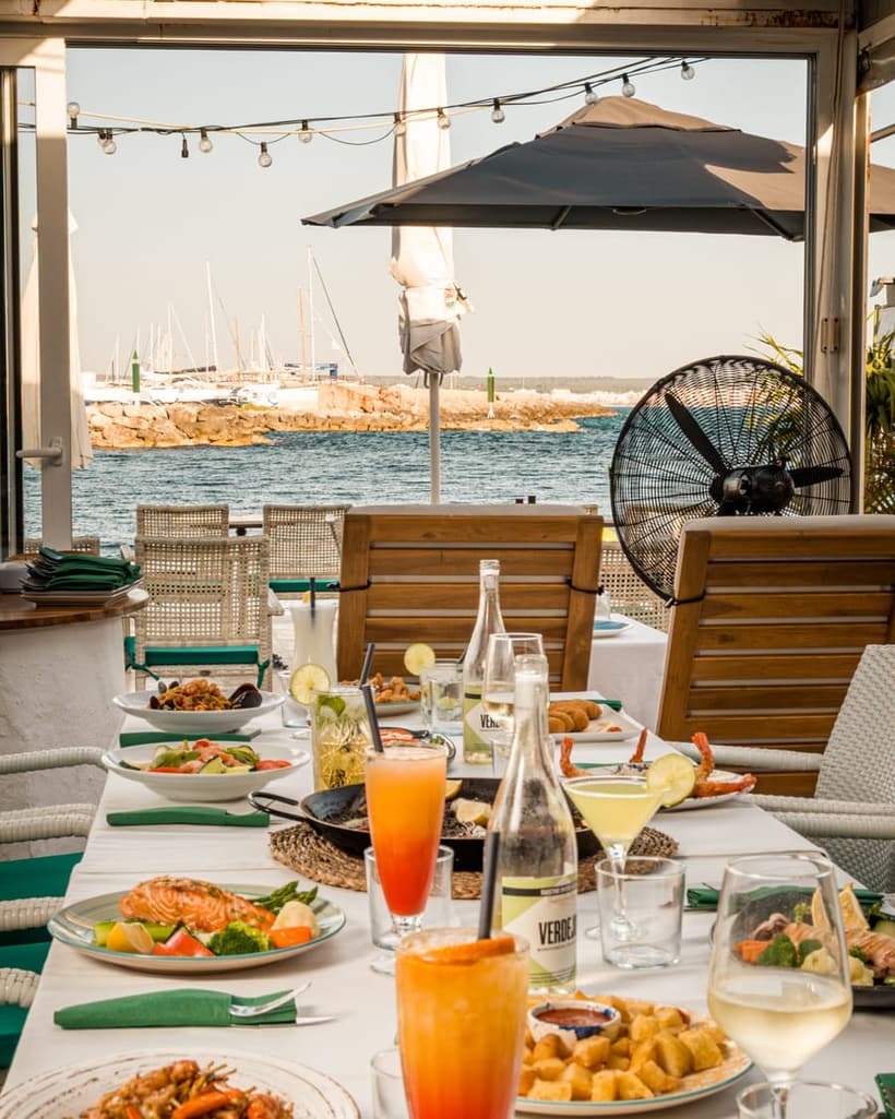 Tisch zum Teilen auf der Terrasse des Casanova Restaurante am Meer in Cala Estancia
